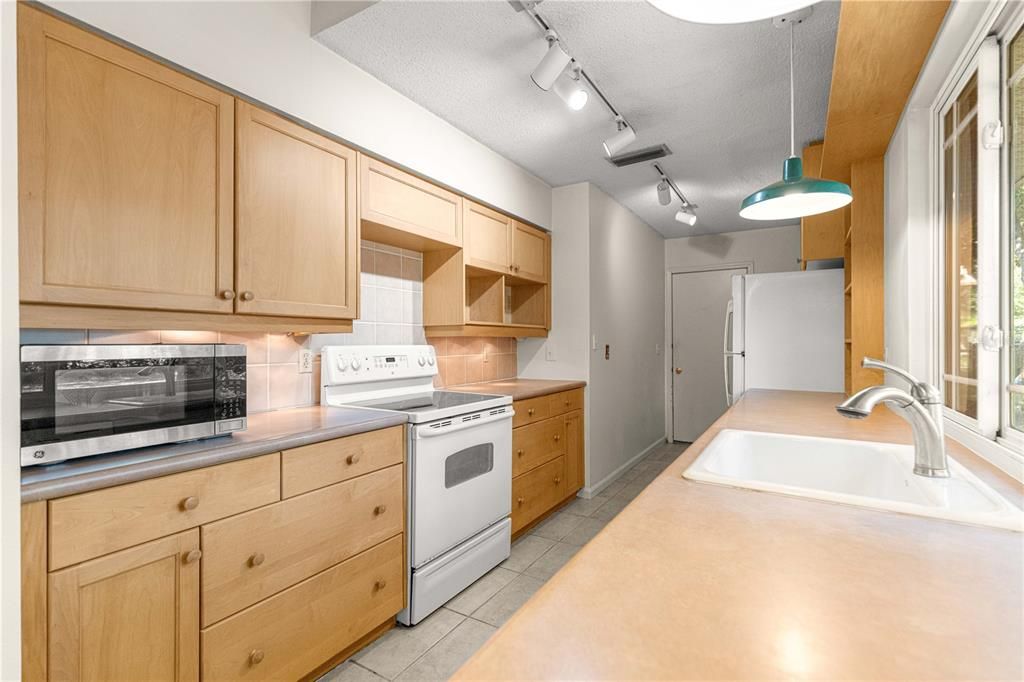For Sale: $219,000 (3 beds, 2 baths, 1196 Square Feet)