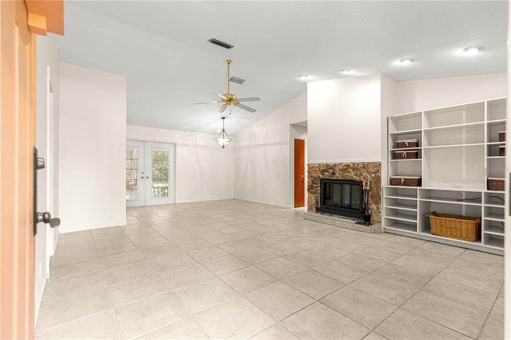 For Sale: $219,000 (3 beds, 2 baths, 1196 Square Feet)