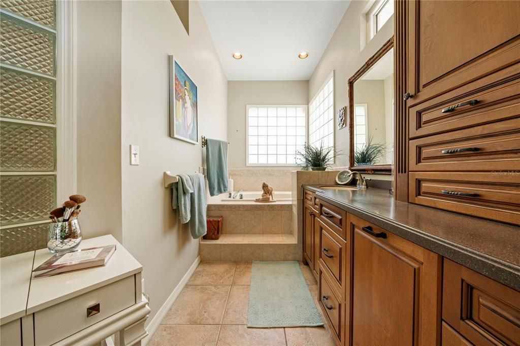 Active With Contract: $998,900 (3 beds, 3 baths, 2214 Square Feet)