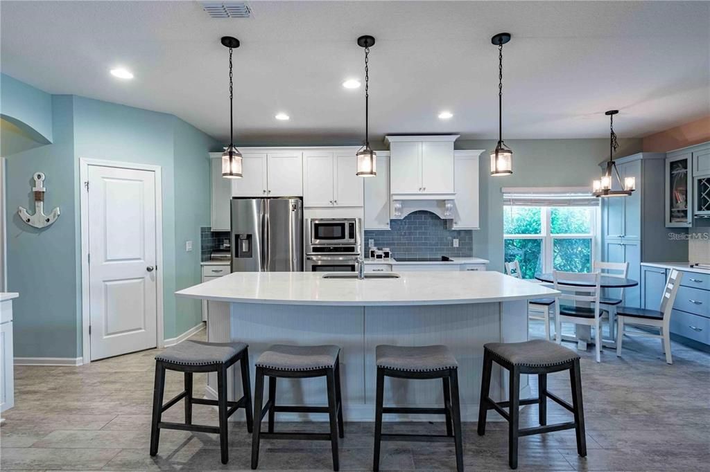 For Sale: $850,000 (5 beds, 4 baths, 3100 Square Feet)