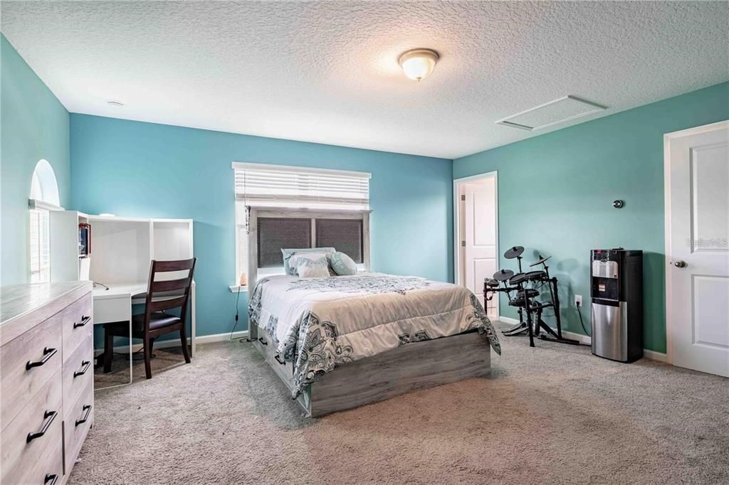 For Sale: $850,000 (5 beds, 4 baths, 3100 Square Feet)