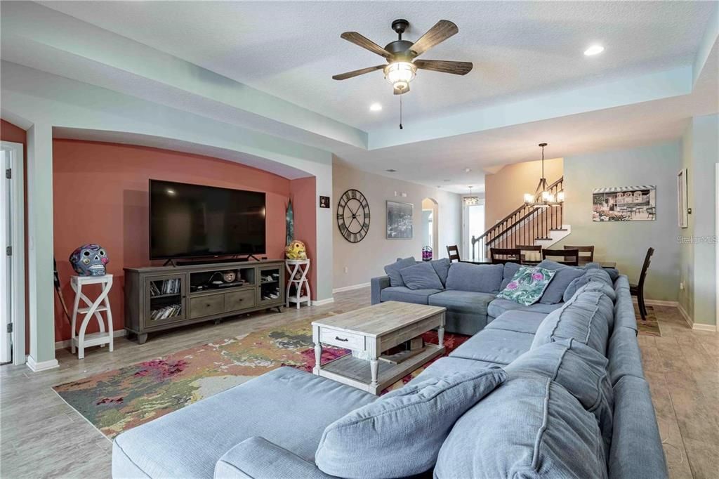 For Sale: $850,000 (5 beds, 4 baths, 3100 Square Feet)