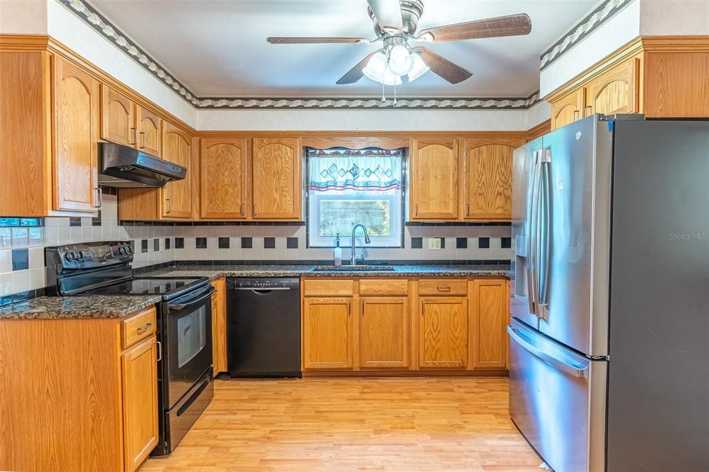 Под контрактом: $225,000 (4 спален, 2 ванн, 1839 Квадратных фут)