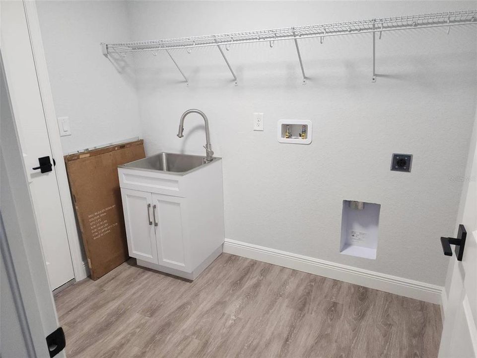 For Sale: $359,900 (3 beds, 2 baths, 1871 Square Feet)