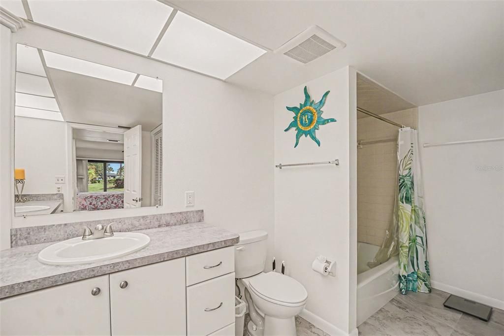 На продажу: $199,900 (2 спален, 2 ванн, 1394 Квадратных фут)