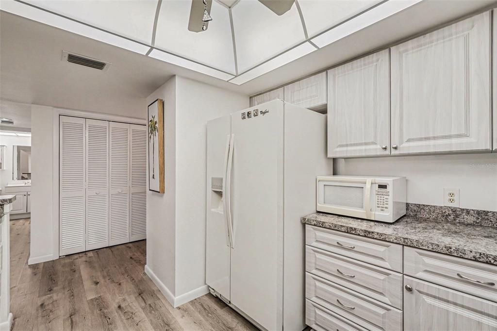На продажу: $199,900 (2 спален, 2 ванн, 1394 Квадратных фут)