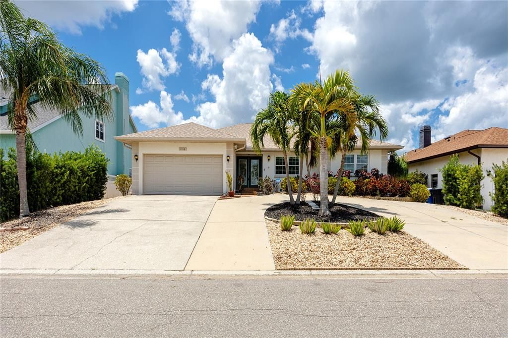 For Sale: $774,000 (3 beds, 2 baths, 1912 Square Feet)
