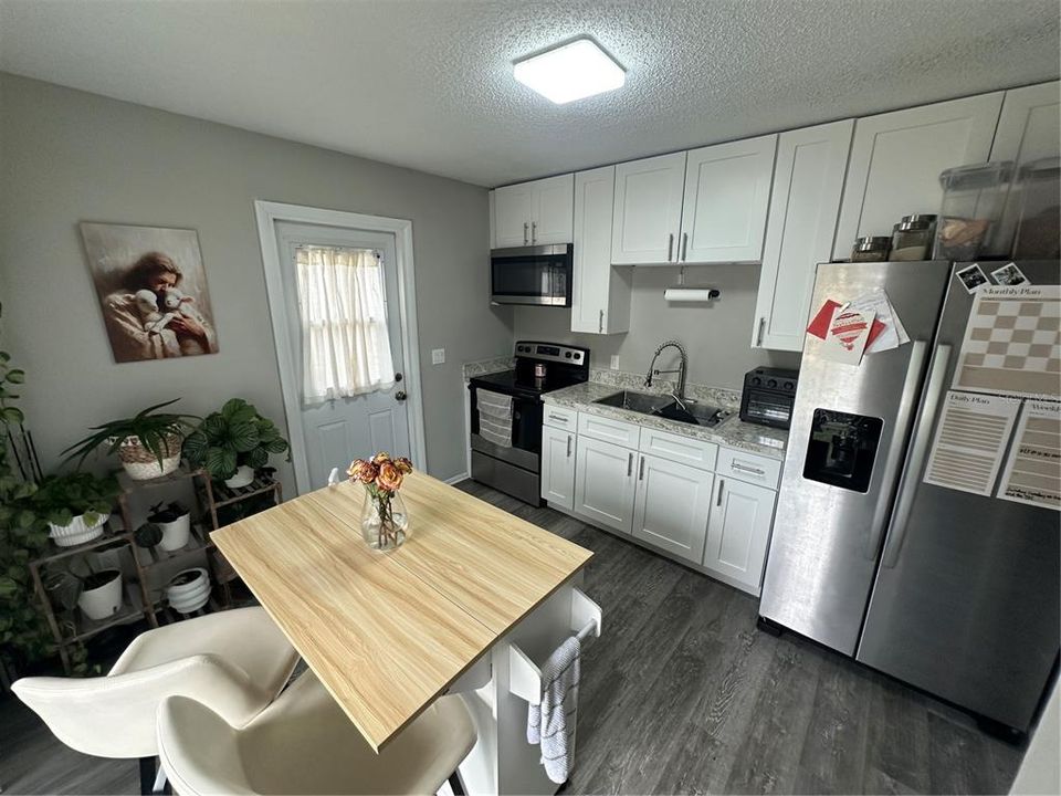 For Rent: $1,420 (2 beds, 1 baths, 780 Square Feet)