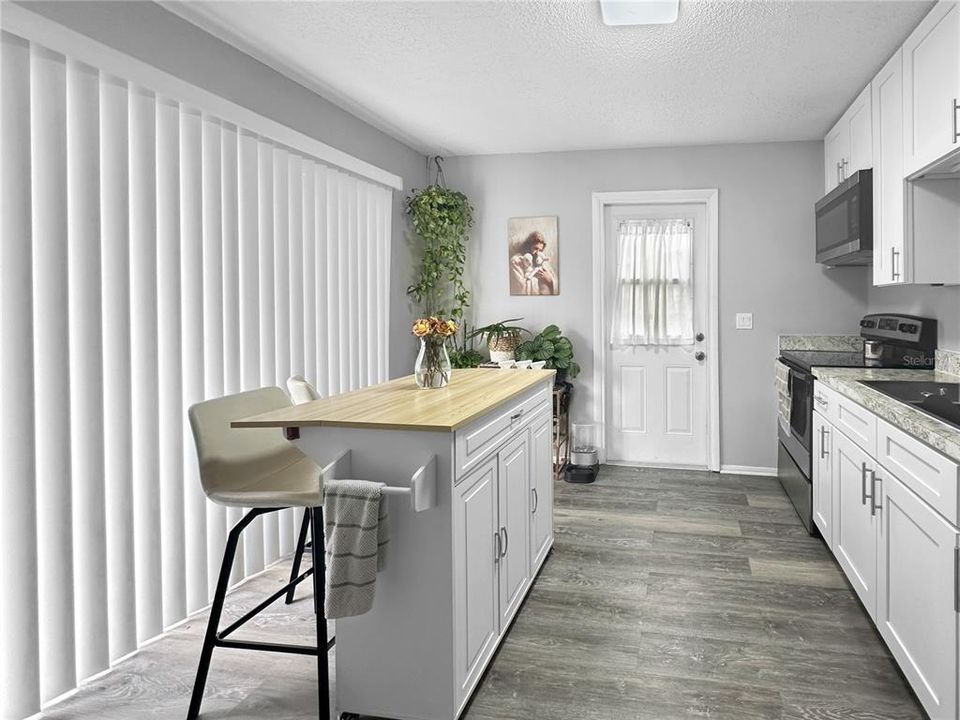 For Rent: $1,420 (2 beds, 1 baths, 780 Square Feet)