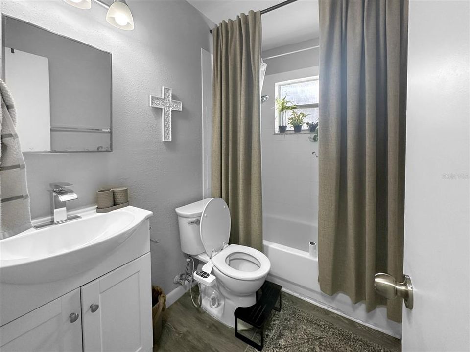 For Rent: $1,420 (2 beds, 1 baths, 780 Square Feet)