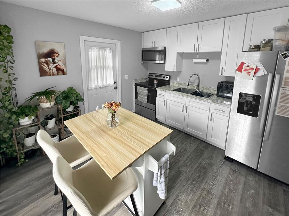 For Rent: $1,420 (2 beds, 1 baths, 780 Square Feet)