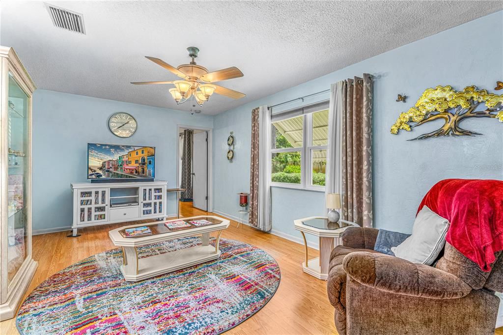 For Sale: $315,000 (3 beds, 2 baths, 1554 Square Feet)