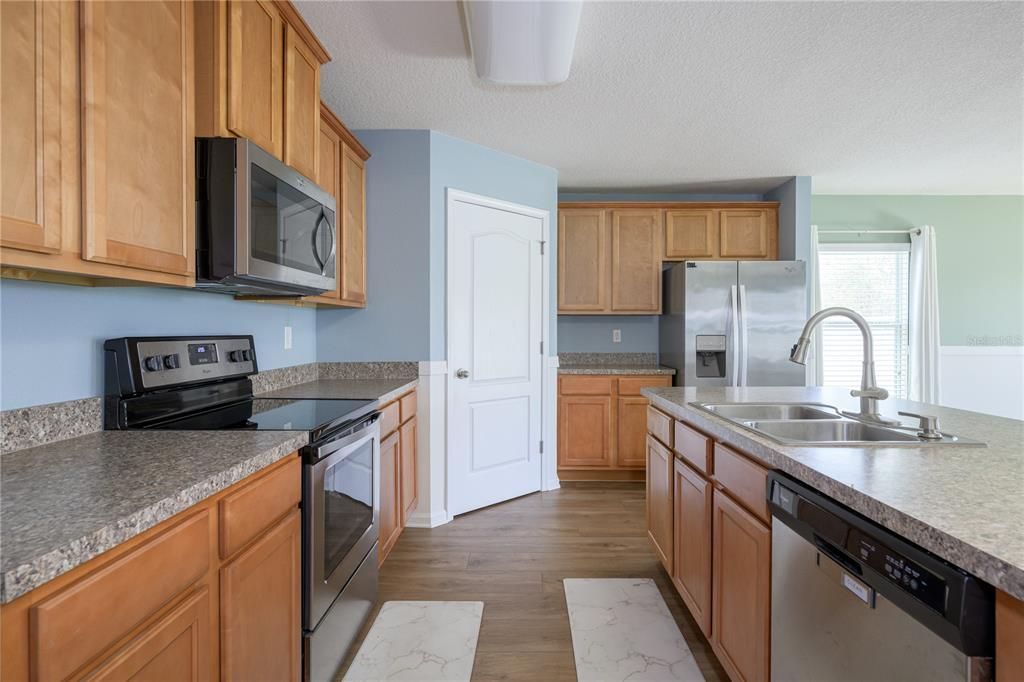 For Rent: $2,100 (3 beds, 2 baths, 1554 Square Feet)