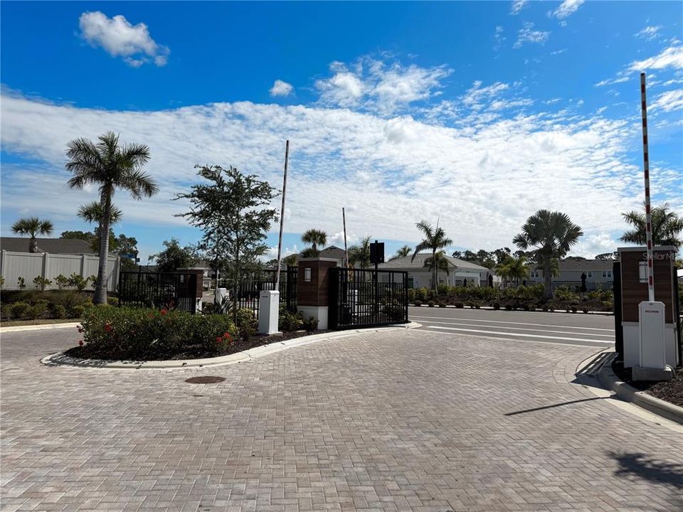 Active With Contract: $2,050 (3 beds, 2 baths, 1373 Square Feet)