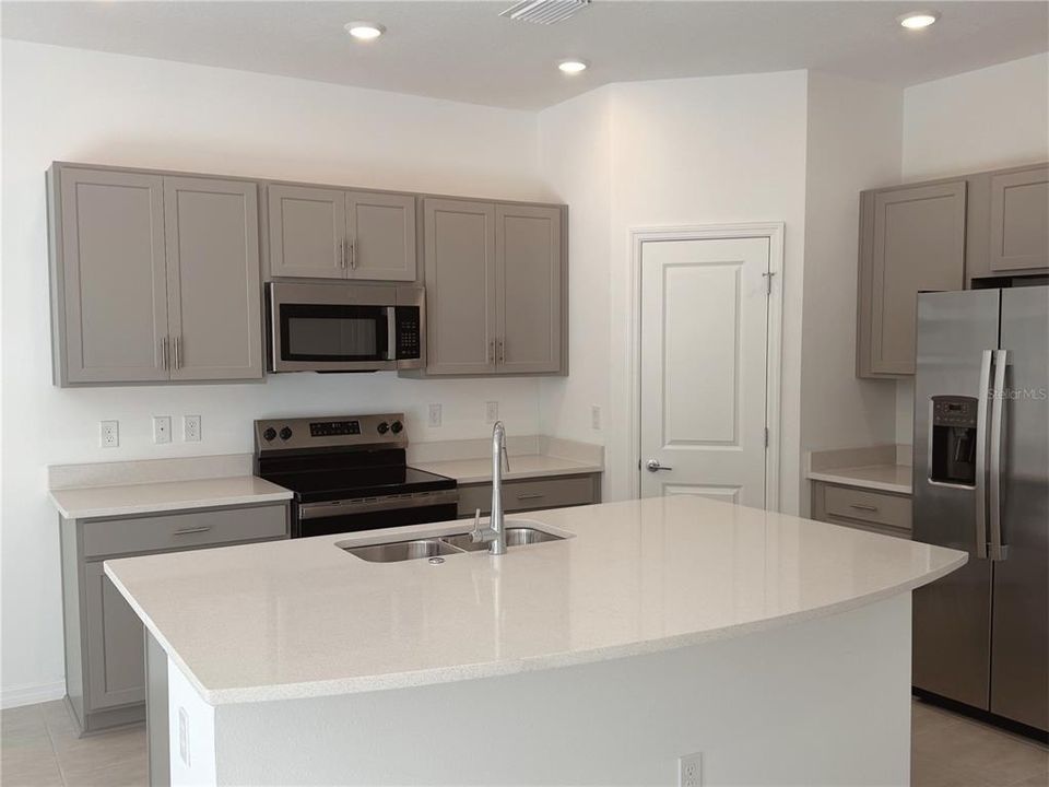 Active With Contract: $2,050 (3 beds, 2 baths, 1373 Square Feet)