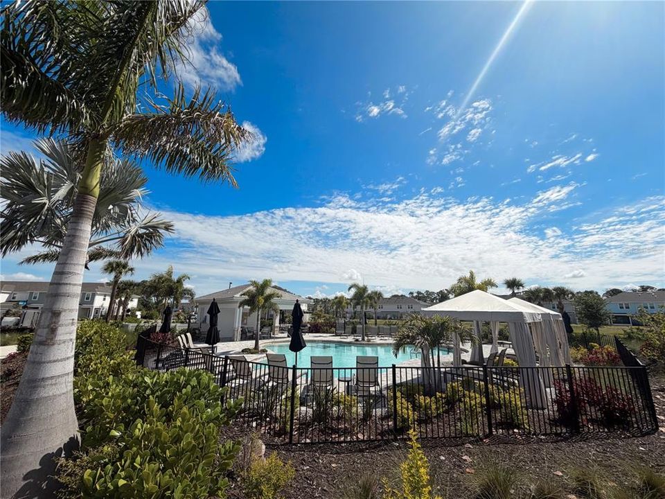 Active With Contract: $2,050 (3 beds, 2 baths, 1373 Square Feet)