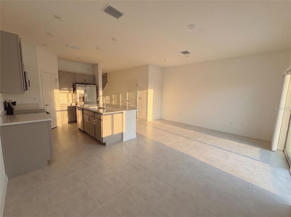 Active With Contract: $2,050 (3 beds, 2 baths, 1373 Square Feet)