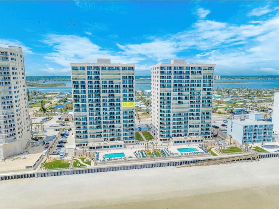 For Sale: $720,000 (3 beds, 3 baths, 2072 Square Feet)