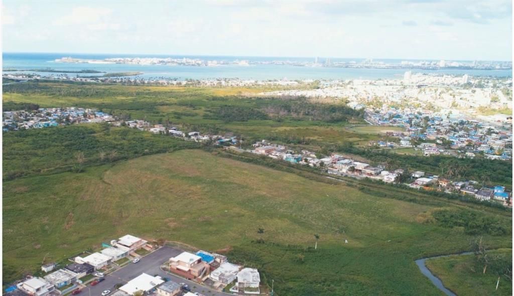 На продажу: $1,900,000 (28.00 acres)