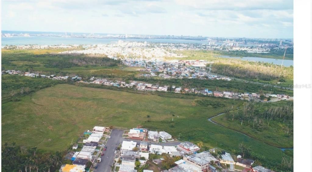 На продажу: $1,900,000 (28.00 acres)