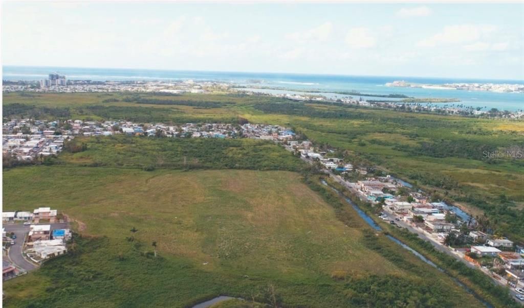 На продажу: $1,900,000 (28.00 acres)