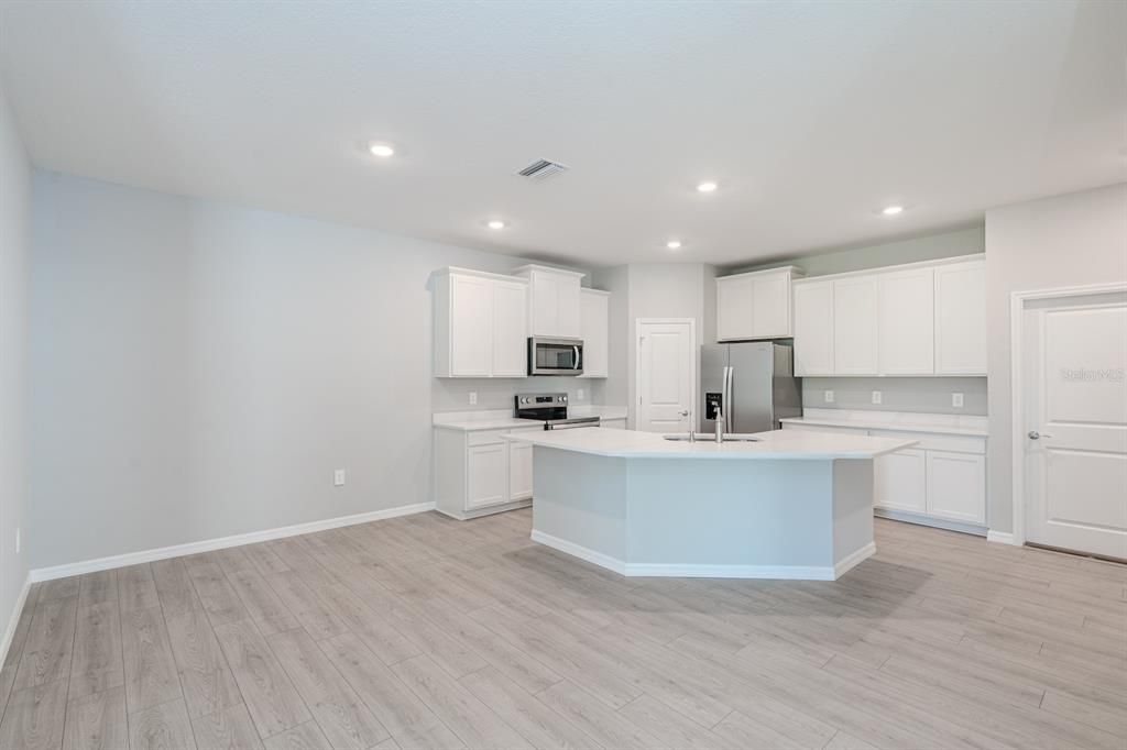 For Rent: $2,300 (3 beds, 2 baths, 1565 Square Feet)