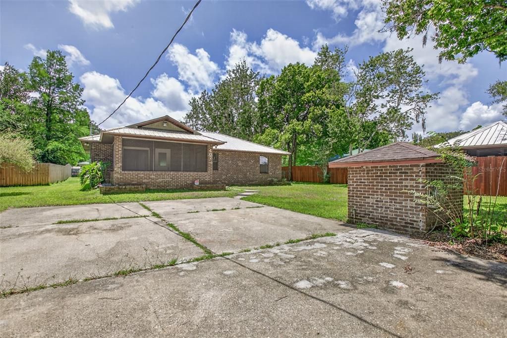 For Sale: $379,000 (3 beds, 2 baths, 1703 Square Feet)