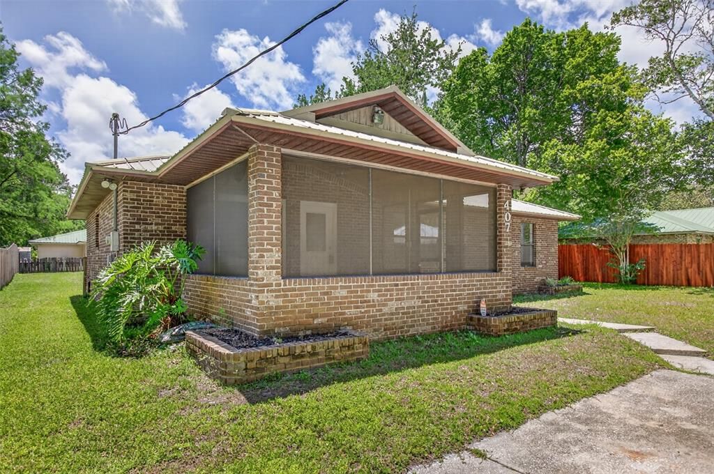 For Sale: $379,000 (3 beds, 2 baths, 1703 Square Feet)