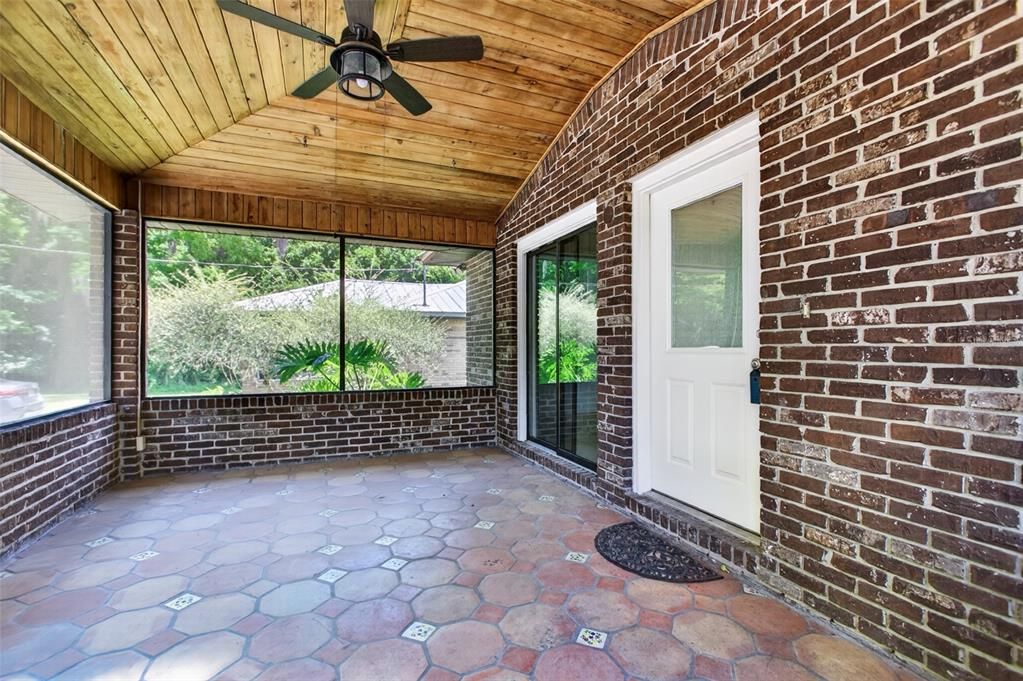 For Sale: $379,000 (3 beds, 2 baths, 1703 Square Feet)