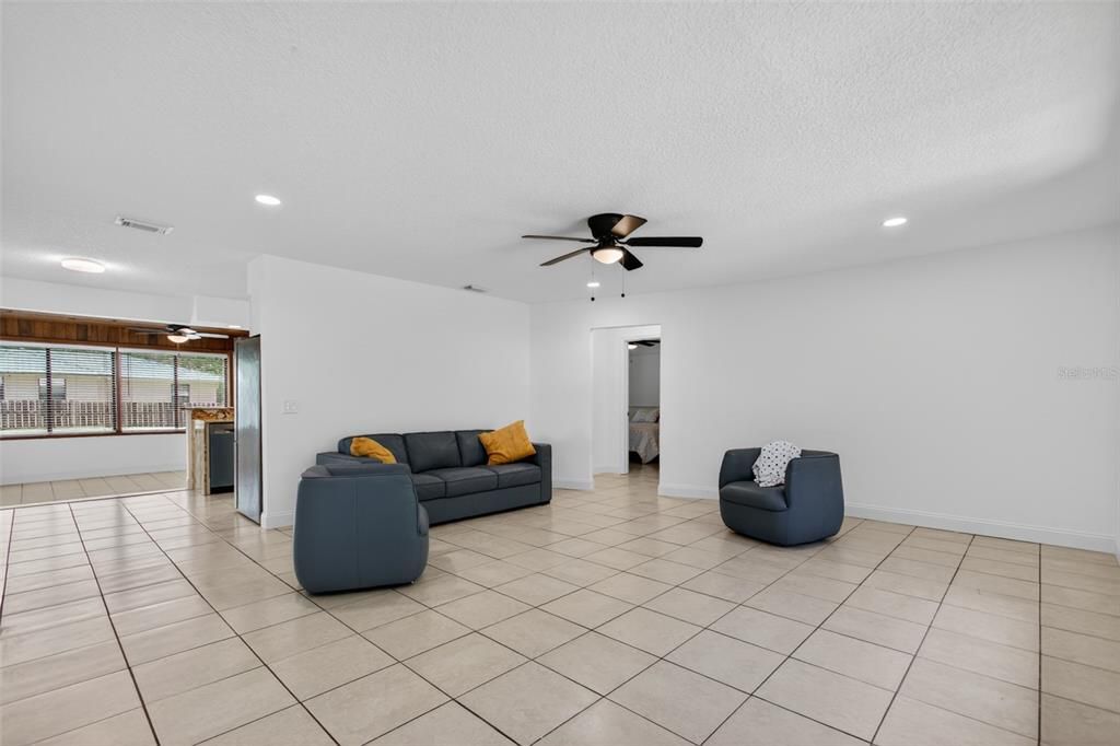 For Sale: $379,000 (3 beds, 2 baths, 1703 Square Feet)