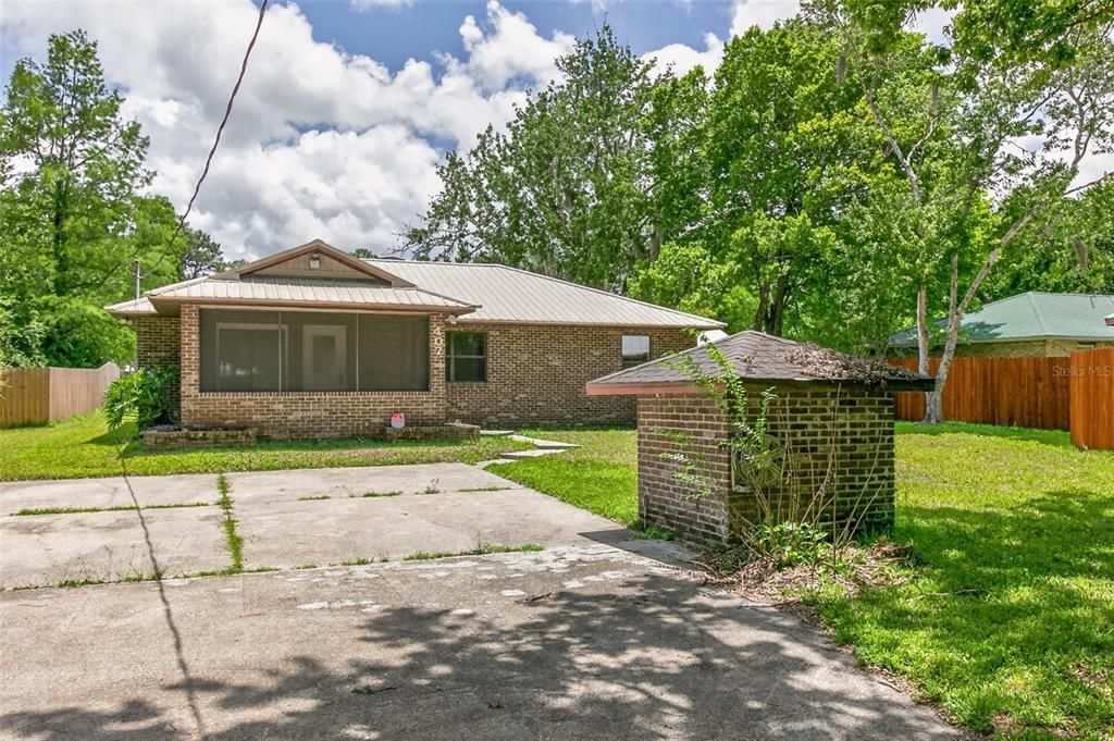 For Sale: $379,000 (3 beds, 2 baths, 1703 Square Feet)