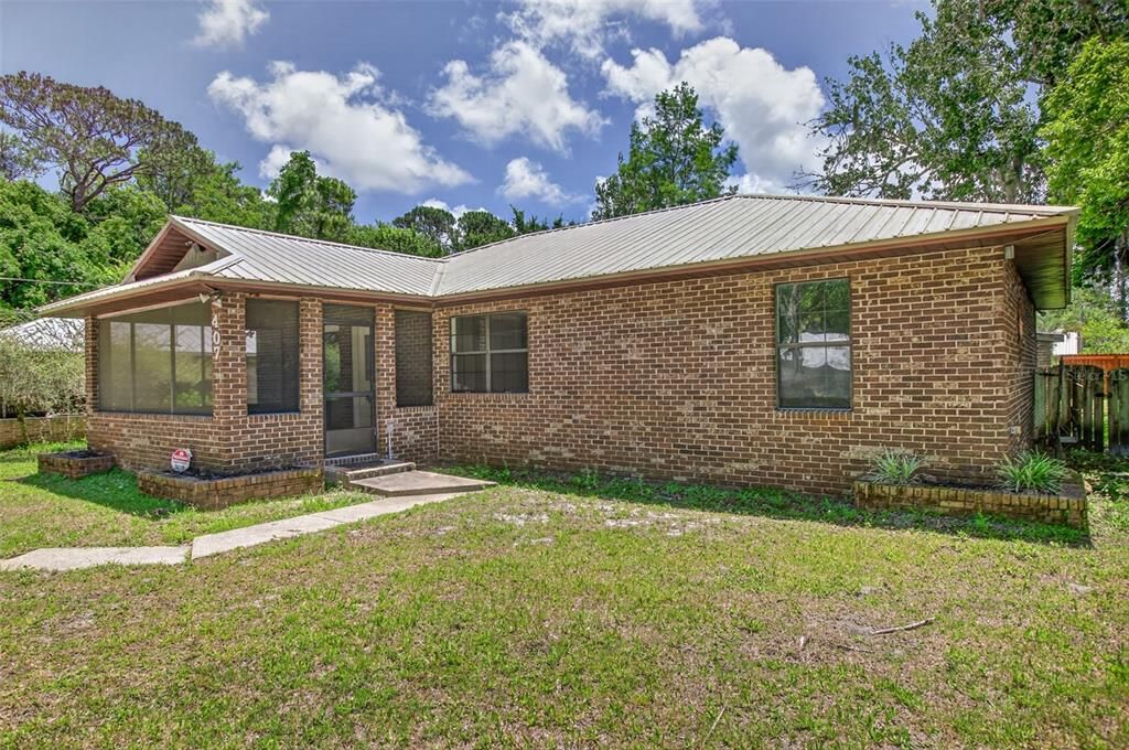 For Sale: $379,000 (3 beds, 2 baths, 1703 Square Feet)