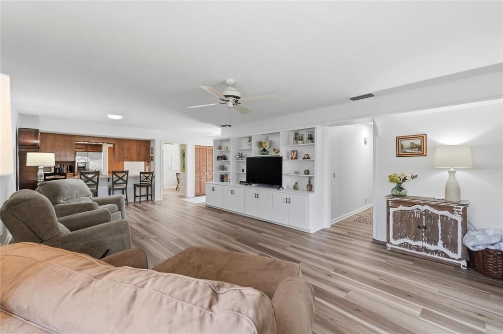 For Sale: $249,000 (2 beds, 2 baths, 1660 Square Feet)