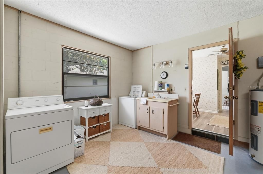 For Sale: $249,000 (2 beds, 2 baths, 1660 Square Feet)