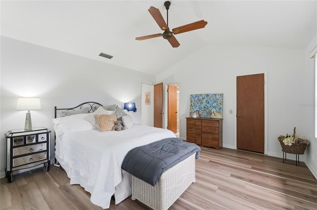 For Sale: $249,000 (2 beds, 2 baths, 1660 Square Feet)