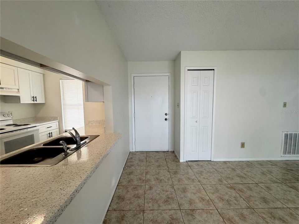 For Rent: $1,999 (3 beds, 2 baths, 1108 Square Feet)