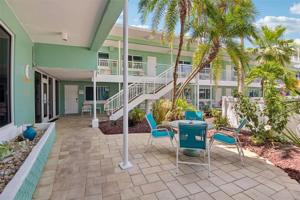 For Sale: $455,000 (2 beds, 1 baths, 635 Square Feet)