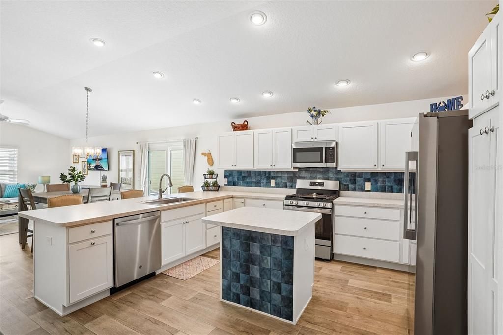 For Sale: $375,000 (2 beds, 2 baths, 1295 Square Feet)