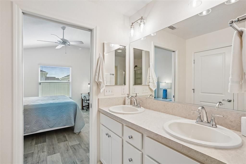 For Sale: $375,000 (2 beds, 2 baths, 1295 Square Feet)