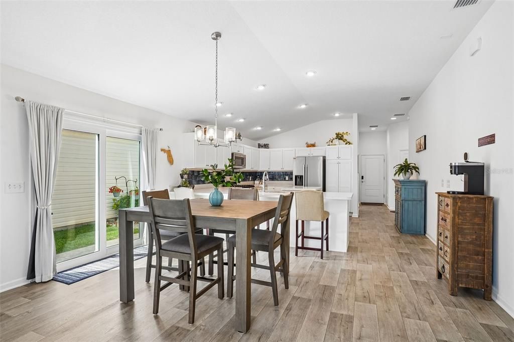 For Sale: $375,000 (2 beds, 2 baths, 1295 Square Feet)