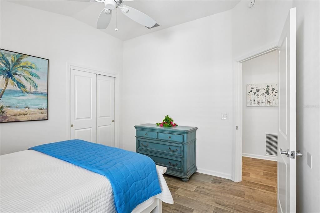 For Sale: $375,000 (2 beds, 2 baths, 1295 Square Feet)