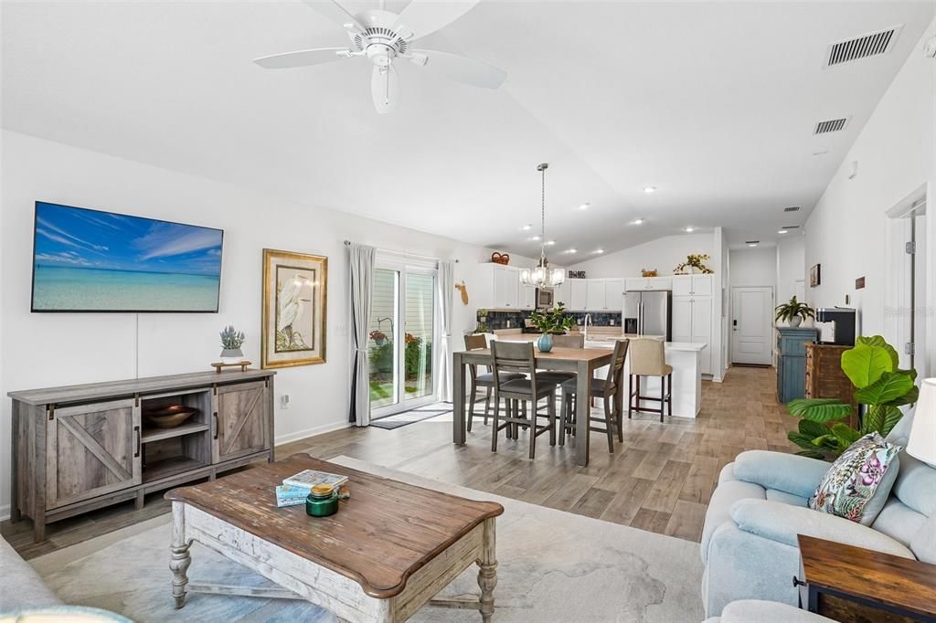 For Sale: $375,000 (2 beds, 2 baths, 1295 Square Feet)