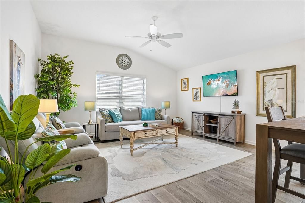 For Sale: $375,000 (2 beds, 2 baths, 1295 Square Feet)