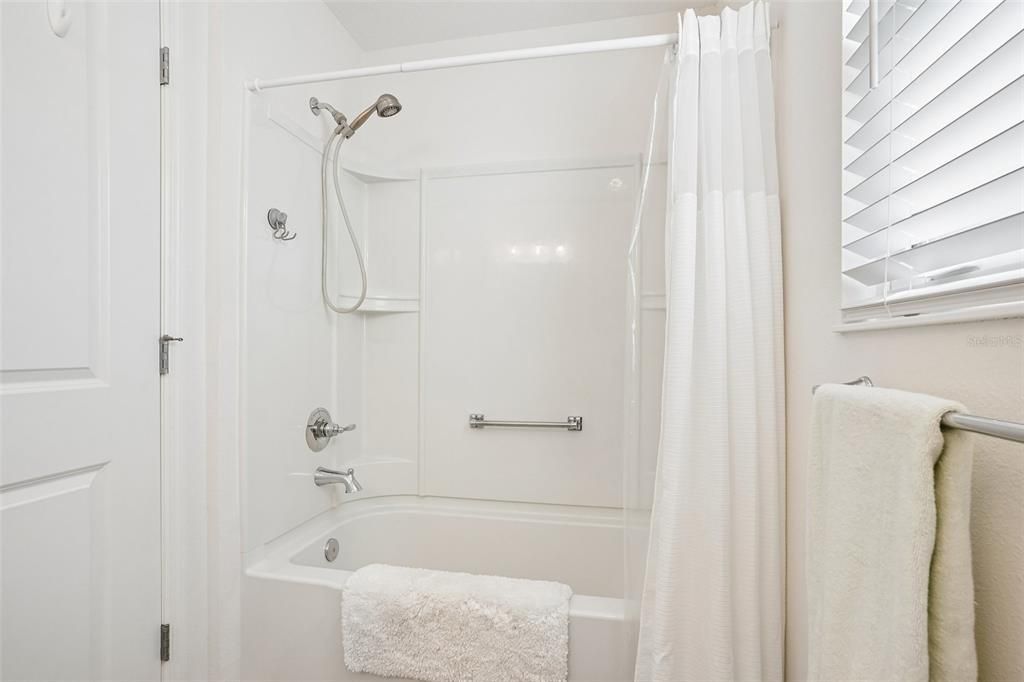 For Sale: $375,000 (2 beds, 2 baths, 1295 Square Feet)