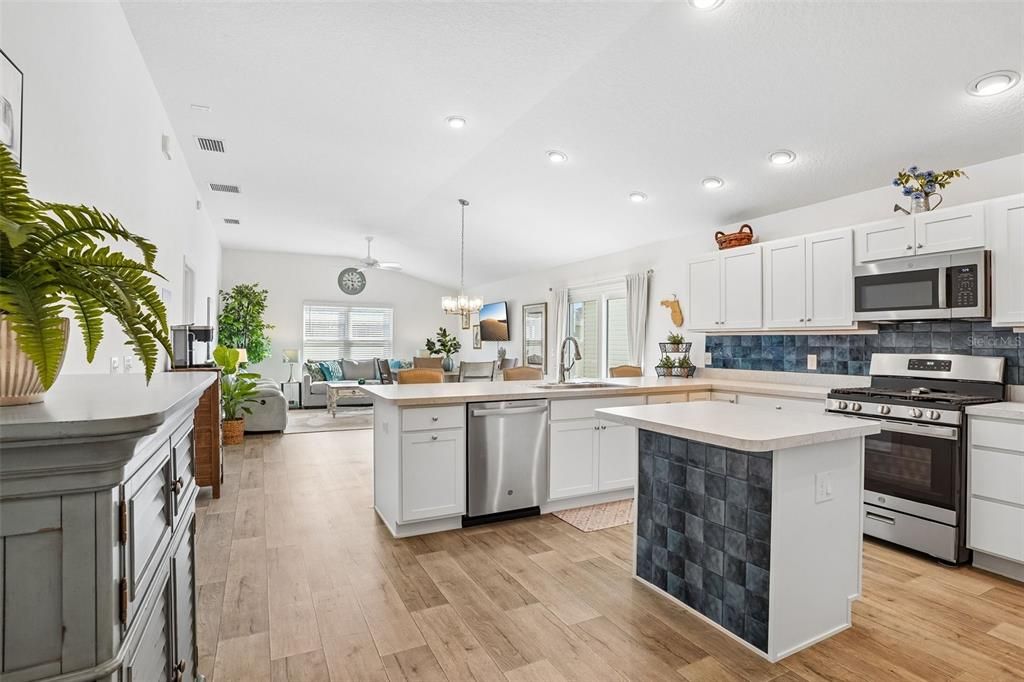 For Sale: $375,000 (2 beds, 2 baths, 1295 Square Feet)