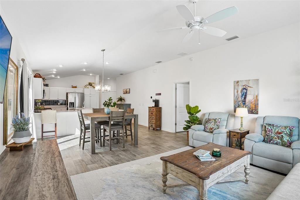 For Sale: $375,000 (2 beds, 2 baths, 1295 Square Feet)