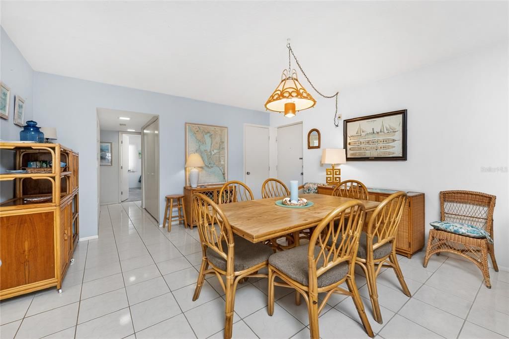 For Sale: $435,000 (2 beds, 2 baths, 1185 Square Feet)