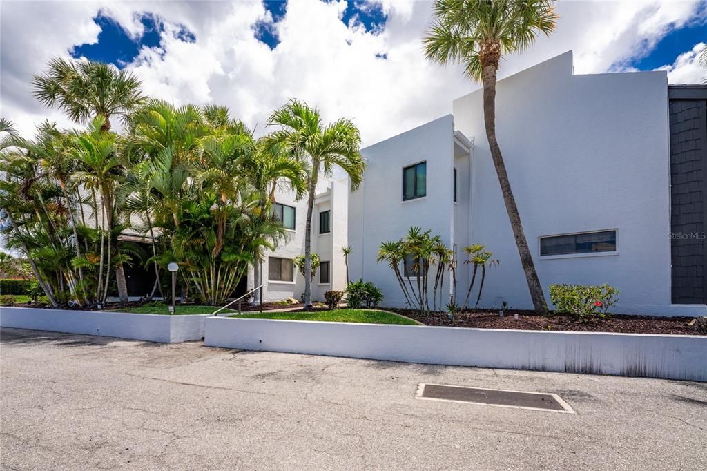 For Sale: $435,000 (2 beds, 2 baths, 1185 Square Feet)