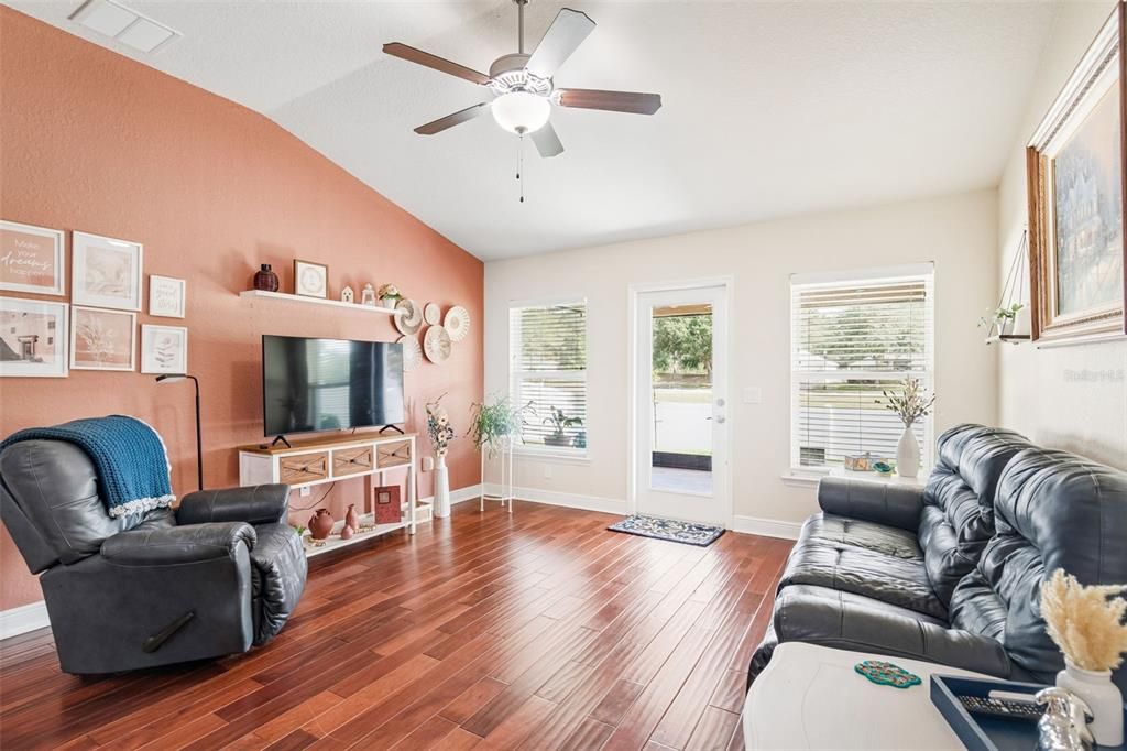 For Sale: $279,900 (3 beds, 2 baths, 1462 Square Feet)