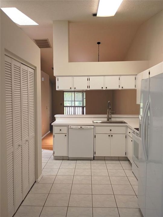 For Rent: $2,200 (2 beds, 2 baths, 1000 Square Feet)